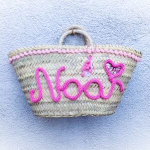 Capazo con personalizacion en colores rosa con nombre NOA y corazon bordado