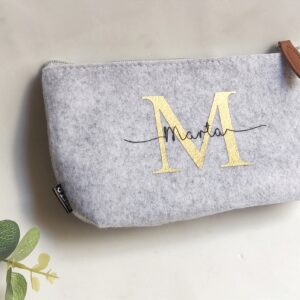 portamaquillaje hecho a mano, personalizado con inicial y nombre, color gris