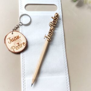 llavero y lápiz con nombre personalizado en relieve
