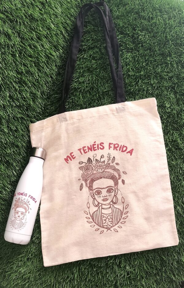 Pack Frida de botella + tote bag personalizada. Disfruta de una tote bag y una botella termo personalizada de Frida Kahlo con el mensaje "Me tenéis Frida".