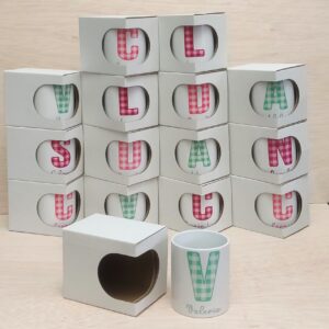 Taza personalizada con inicial en cuadros vichy para regalo