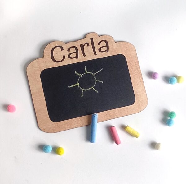 Pizarra infantil personalizada con nombre y tizas, perfecta para regalar