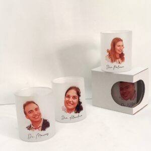 taza con caricatura de personas